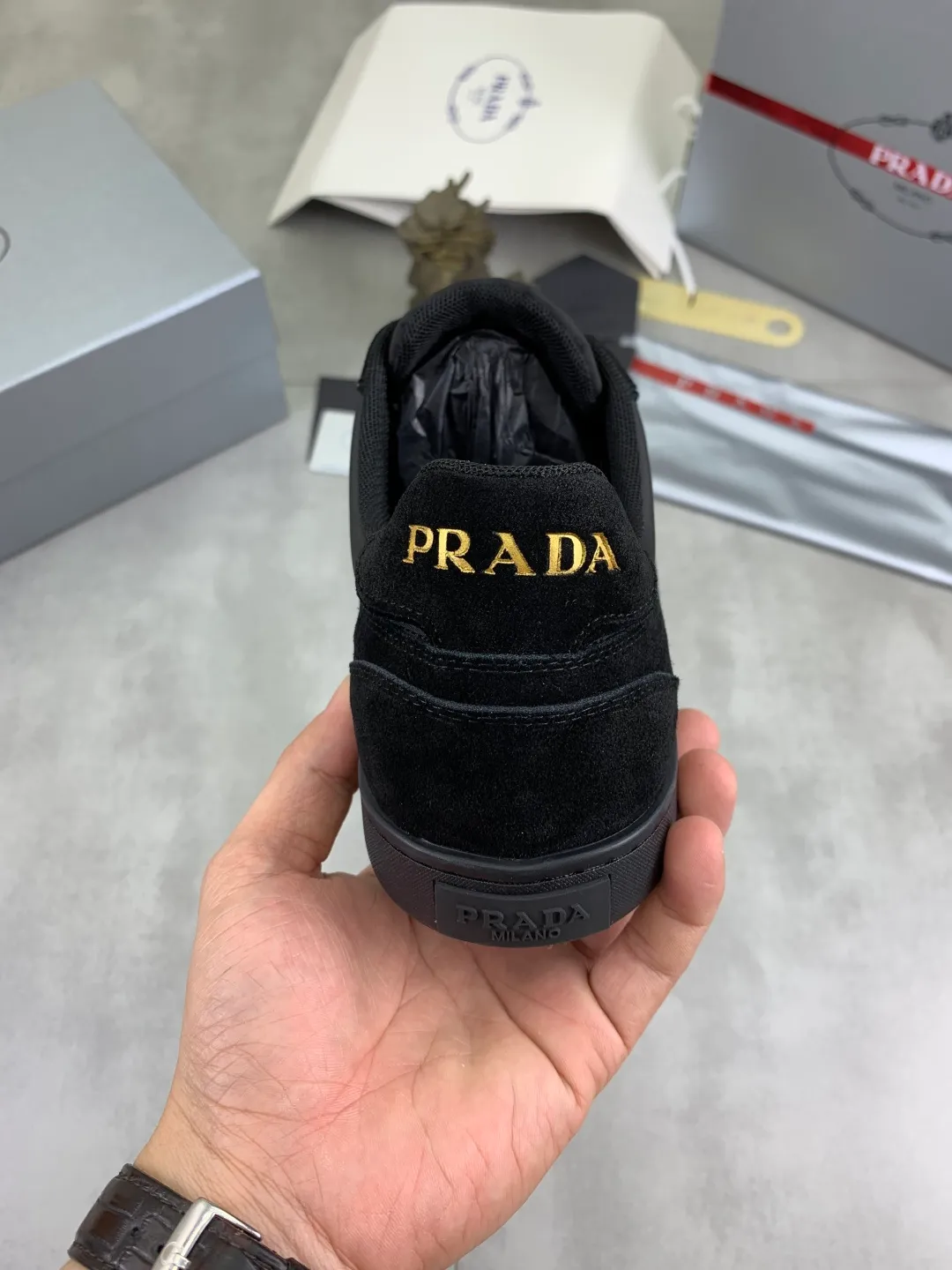 Men's shoes 💰P560💰[New model] The top version is available on the official website, 🆘 The trendy brand (Prada) mainly promotes the popular model, avant-garde and versatile fashionable men's shoes, private version mold opening, cowhide surface splicing 1:1.. Stylish and simple, original imported cowhide lining cowhide feet; the atmosphere and personality are more fashionable, eye-catching and pursuing class. It will subvert the old idea and be a must-have for fashionistas with you! Must keep it for yourself! Tall and comfortable, large and low, high-end quality workmanship. Official website’s new high-end outsole. Size: 38-45. Multiple colors available.